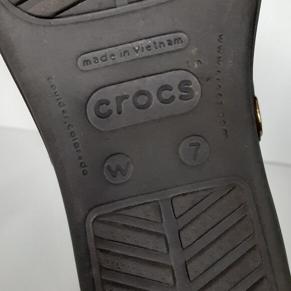 Crocs Sanrah Thong Sandals Gold Medallion Flip Flops Brown Womens 7 Dress Shoes - Picture 8 of 9